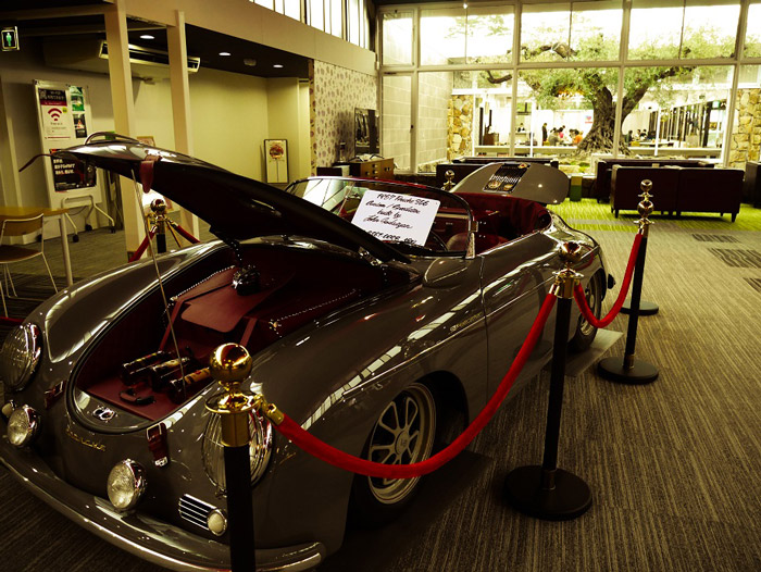 館内に鎮座する1957 Porsche 356speedsterの存在感は圧倒的